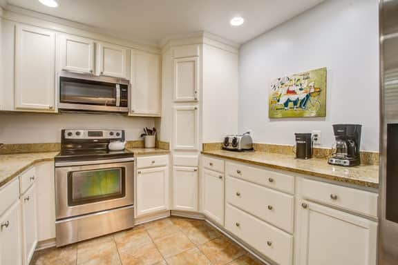 Cottage with natural wooded view - walking distance to beach/ lots of trails