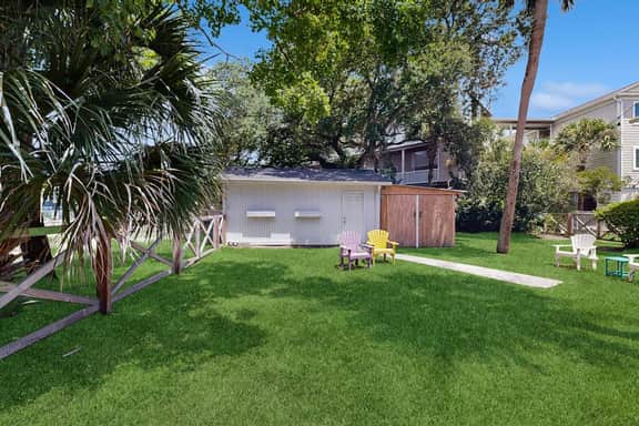 Cozy ground-floor home with  AC - walkable to beach, shops & restaurants