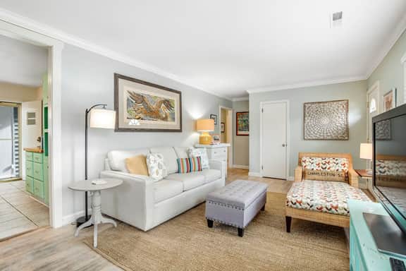Darling, renovated home w/ beautiful backyard, W/D & WiFi - near beaches