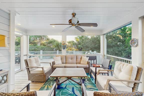 Delightful home with large deck, full kitchen, Pack-N-Play, & washer/dryer