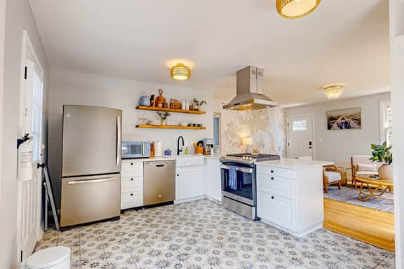 Delightful sun-filled getaway w/ patio, W/D, & AC - close to Park Circle