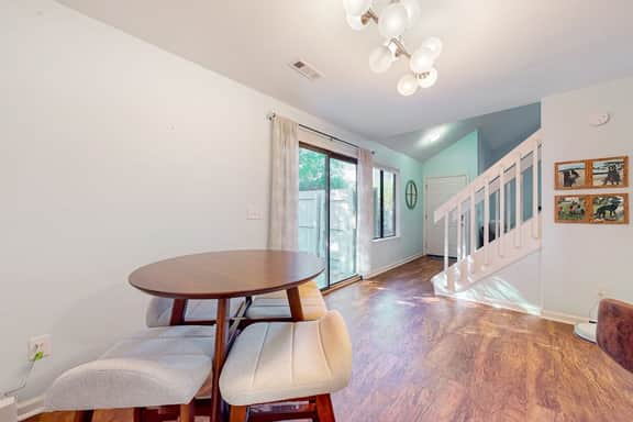 Dog-friendly townhouse close to downtown & Folly Beach with patio