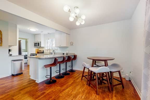 Dog-friendly townhouse close to downtown & Folly Beach with patio