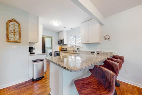 Dog-friendly townhouse close to downtown & Folly Beach with patio