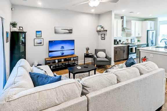 Dog-friendly townhouse with enclosed patio, outdoor dining, desk, W/D, & AC