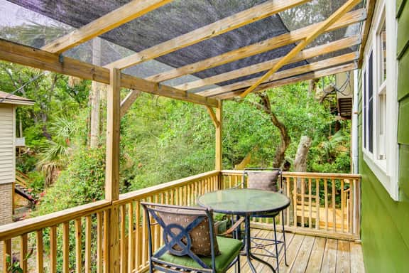 Dog-friendly tropical oasis w/ private deck/ yard - close to beach & everything