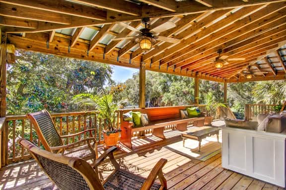 Dog-friendly tropical oasis w/ private deck/ yard - close to beach & everything