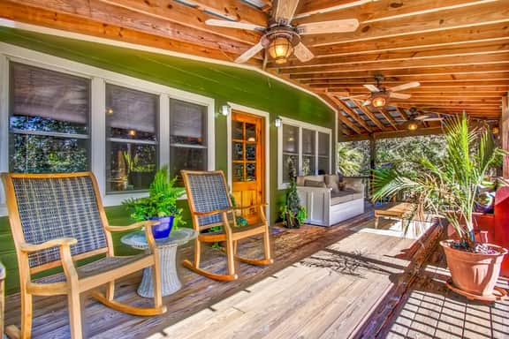 Dog-friendly tropical oasis w/ private deck/ yard - close to beach & everything
