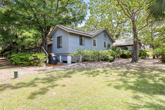 Dog-friendly woodland home with high-speed WiFi & large back deck - beach nearby