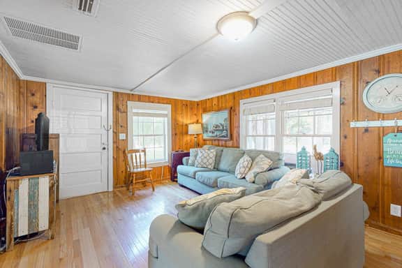 Downtown Folly Beach home with free WiFi, washer/dryer, smart TV, & more