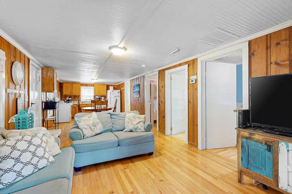 Downtown Folly Beach home with free WiFi, washer/dryer, smart TV, & more