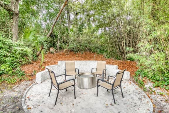 Family-friendly beach cottage w/deck, screened porch, grill