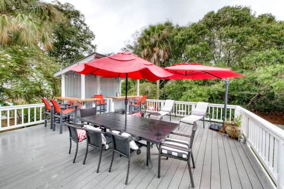 Family-friendly beach cottage w/deck, screened porch, grill