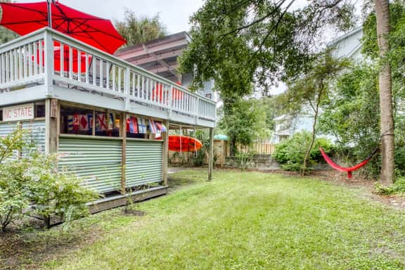 Family-friendly beach cottage w/deck, screened porch, grill