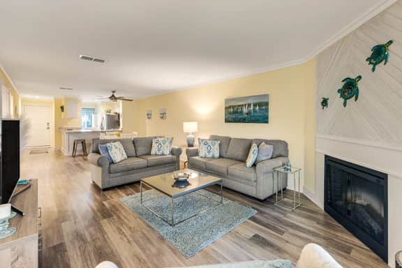 First-floor villa w/ magnificent river view & community pool/dock/tennis courts