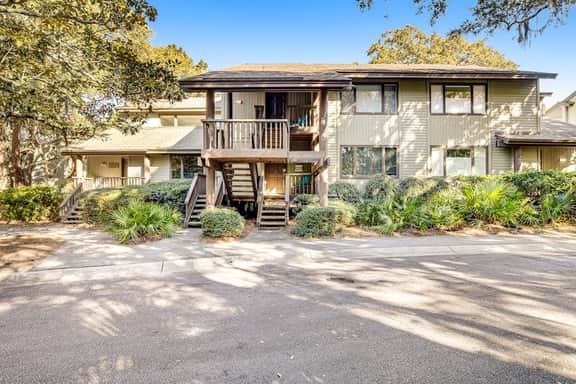 Five minute walk to beautiful beaches, golf course views, pet friendly