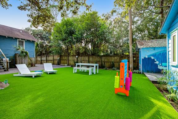 Fun dog-friendly getaway near the beach with yard, kitchenette & WiFi
