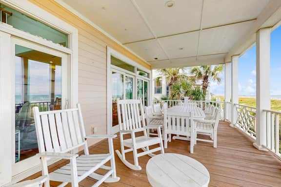 Gorgeous beachfront home with stunning ocean views - walk into town