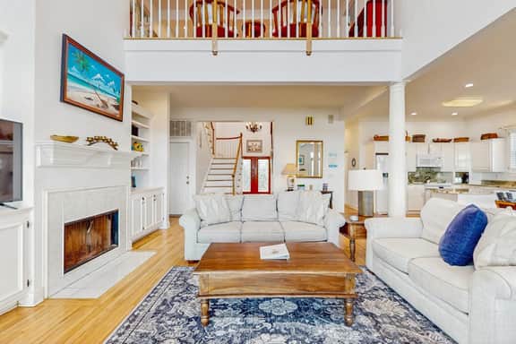 Gorgeous beachfront home with stunning ocean views - walk into town