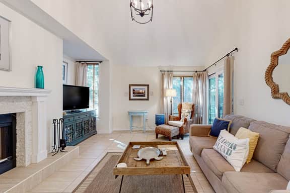 Gorgeous condo w/ shared tennis court & nearby playground