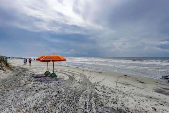 Ground-floor duplex steps to beach with screened porch & WiFi