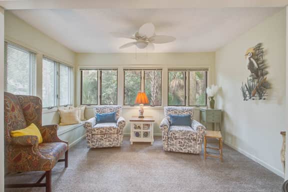 Kiawah Resort snowbird hideaway with AC, steps to beach, near golf & tennis