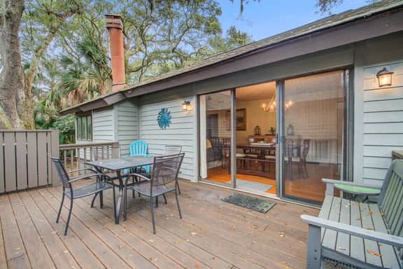 Kiawah Resort snowbird hideaway with AC, steps to beach, near golf & tennis