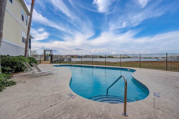 Lavish home near the beach and Charleston with pool & dock access - balcony