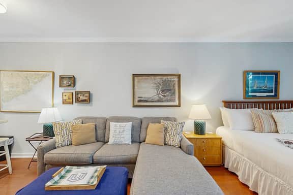 Lovely condo with free WiFi & shared tennis courts - close to golf & beaches