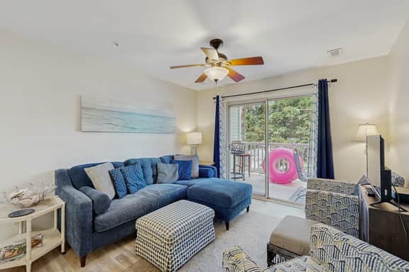 Lovely condo with marsh view, shaded balcony, central AC - 1 mile to Folly Beach