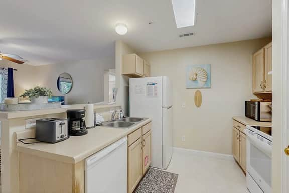 Lovely condo with marsh view, shaded balcony, central AC - 1 mile to Folly Beach