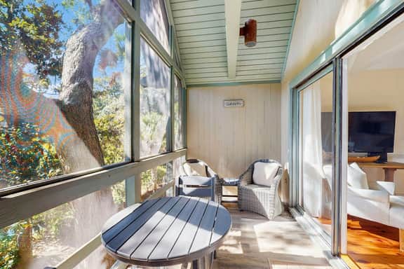 Lovely second-floor villa w/ great location – walk to beach, golf & activities