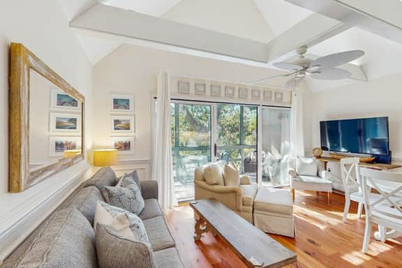 Lovely second-floor villa w/ great location – walk to beach, golf & activities