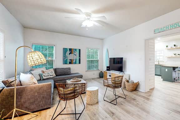 Modern beach house with lovely deck, washer/dryer, AC & WiFi - 2 blocks to ocean