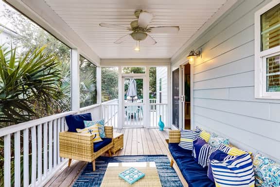 Modern beach house with lovely deck, washer/dryer, AC & WiFi - 2 blocks to ocean
