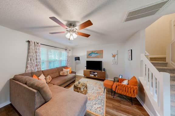 Modern townhouse close to shopping, night life and restaurants