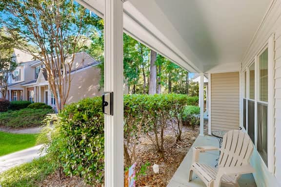 Modern townhouse close to shopping, night life and restaurants