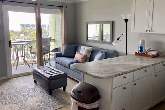 Ocean front condo villa near restaurants & state park with beach access, pool & pier
