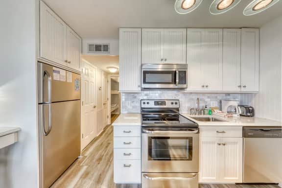 Oceanfront corner condo w/ spectacular view & shared pool/fishing pier