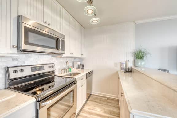 Oceanfront corner condo w/ spectacular view & shared pool/fishing pier
