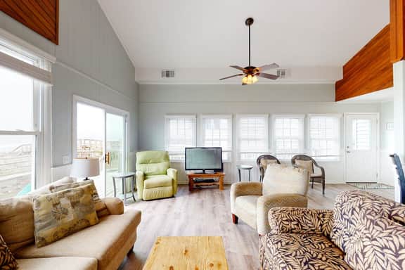 Oceanfront home with WiFi, full kitchen, & deck that spans the side of the home