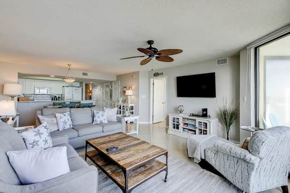 Oceanfront villa with incredible views, balcony & 2 community pools