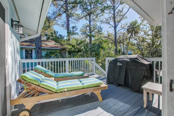 Palm-surrounded abode with screened-in balcony, chef's kitchen, smart TVs, & W/D