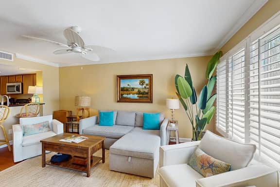 Professionally-decorated villa w/beautiful ocean views and shared pool & grill