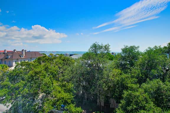 Rainbow Row Pied-À-Terre Condo in Charleston