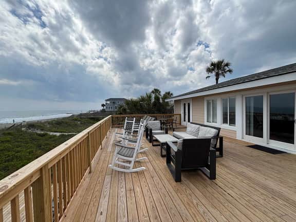 Recently updatedDog-friendly oceanfront home, lots of deck space & game room