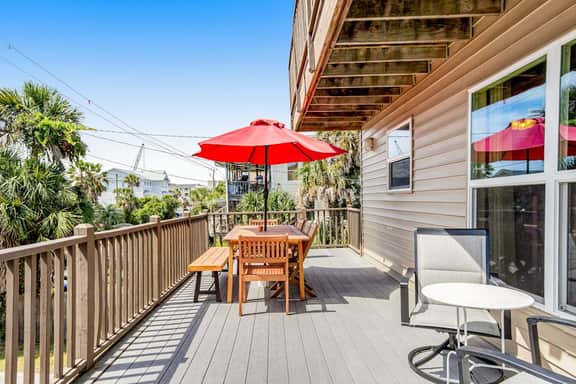 Relaxing oceanside home w/ multiple decks, outdoor shower- steps to beach access