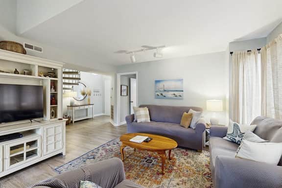 Riverfront condo w/ shared pool plus access to tennis & gym