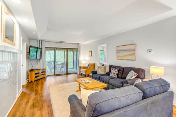 Scenic view cottage w/ Free Wifi - just a short walk to the beach & park