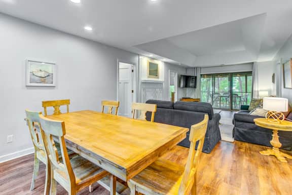 Scenic view cottage w/ Free Wifi - just a short walk to the beach & park